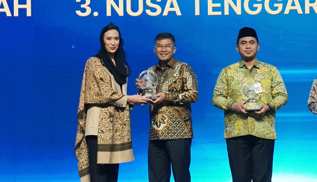 Wagub Jawa Barat Erwan Setiawan menerima langsung penghargaan Pemprov Jawa Barat sebagai Provinsi Ramah Wisata Muslim dalam acara Indonesia Sharia Economic Festival (ISEF) 2026 di Jakarta International Convention Center (JICC), Jumat (16/10/2026). Foto: Dok. Diskominfo Jabar