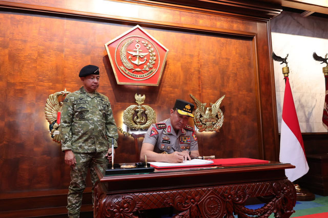 Kapolri Jenderal Suyudi Ario Seto menemui Panglima TNI Jenderal Agus Subiyanto dan jajaran KSAD di Mabes TNI, Cilangkap, Jakarta Timur, Senin (19/10/2026). Foto: Dok. Polri