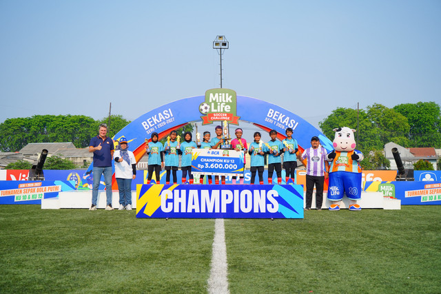 SDN Cipayung 02 sukses merebut juara KU 12 MilkLife Soccer Challenge (MLSC) Bekasi Seri 1 2026-2027 di Bekasi International Soccer Field, Minggu (18/10/2026). Foto: Dok. MilkLife Soccer Challenge