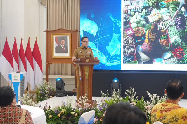 Wamendagri Bima Arya Sugiarto tegaskan pentingnya perluasan akses keuangan daerah dan sinergi TPKAD, TPID, serta TP2DD guna sokong target pertumbuhan ekonomi 8 persen dalam peluncuran Dashboard IKAD di Jakarta, Senin (19/10/2026). Foto: Kemendagri RI
