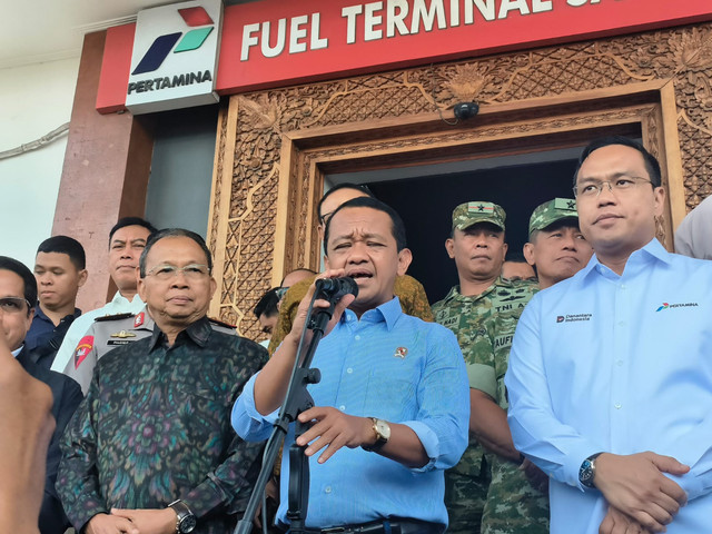 Menteri Koordinator Bidang Hilirisasi dan Transisi Energi Bahlil Lahadalia, Gubernur Bali Wayan Koster, dan Direktur Utama Pertamina Simon Aloysius Mantiri, ketika konferensi pers di Depo Pertamina Pesanggaran, Denpasar, Senin (19/10/2026). Foto: Sandra Gisela/kumparan