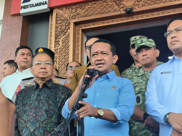 Menteri Koordinator Bidang Hilirisasi dan Transisi Energi Bahlil Lahadalia, Gubernur Bali Wayan Koster, dan Direktur Utama Pertamina Simon Aloysius Mantiri, ketika konferensi pers di Depo Pertamina Pesanggaran, Denpasar, Senin (19/10/2026). Foto: Sandra Gisela/kumparan