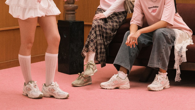 JD Sports Hadirkan New Balance Sakura Pack dengan Sentuhan Floral. Foto: JD Sports