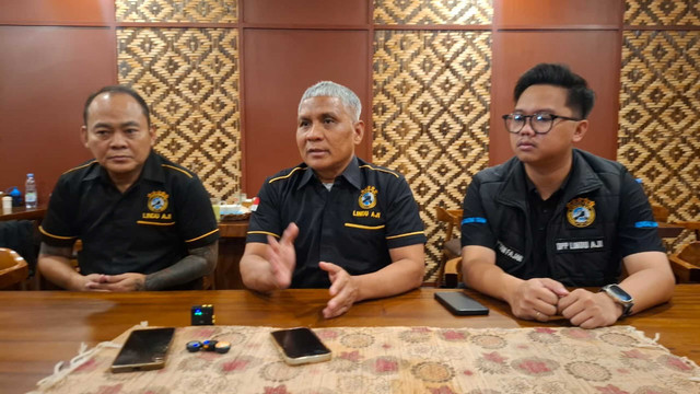 Sekretaris Jenderal (Sekjen) Dewan Pimpinan Pusat (DPP) Lindu Aji, Nanang Setyono
(tengah), Senin (19/10/2026). Foto: Dok. Istimewa