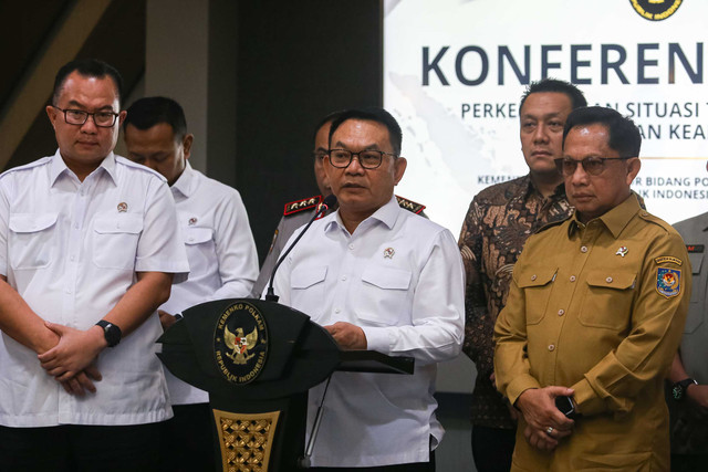 Menko Polkam Dudung Abdurachman bersama Mendagri Tito Karnavian, Wamen LH Diaz Hendropriyono, dan Kepala BRIN Arif Satria memberikan keterangan pers usai rapat koordinasi di Gedung Kemenko Polkam, Jakarta, Senin (19/10/2026). Foto: Angga Budhiyanto/ ANTARA FOTO
