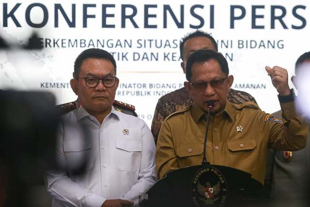 Mendagri Tito Karnavian (kanan) didampingi Menko Polkam Dudung Abdurachman menyampaikan keterangan pers seusai menggelar rapat koordinasi tentang situasi terkini bidang politik dan keamanan di Gedung Kemenko Polkam, Jakarta, Senin (19/10/2026). Foto: Angga Budhiyanto/ ANTARA FOTO