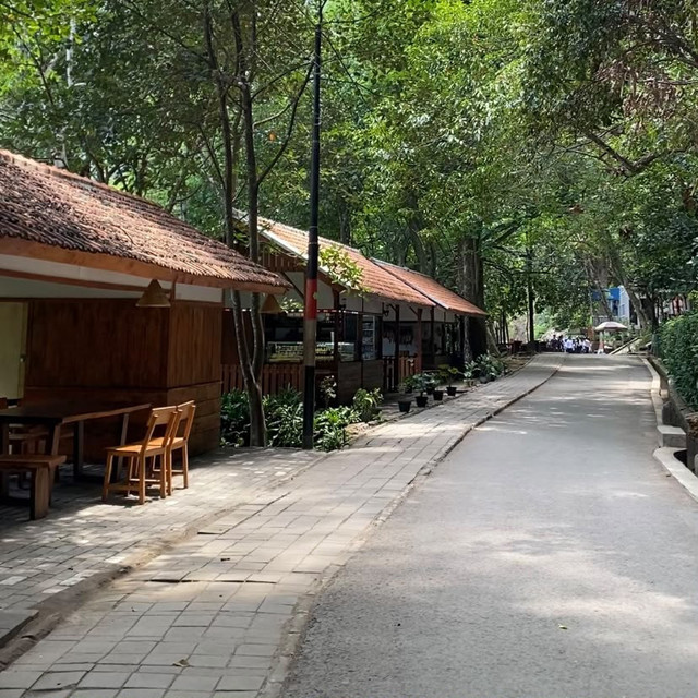 Salah satu warung di kawasan Taman Hutan Raya Ir. H. Djuanda, Bandung Utara. Foto: Dokumentasi pribadi