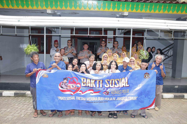 Karo Penmas Divhumas Polri Brigjen Trunoyudo Wisnu Andiko sampaikan penyaluran bantuan sosial ke empat panti sosial dan asuhan dalam rangka HUT ke-75 Humas Polri di Jakarta, Senin (19/10/2026). Foto: Dok. Polri