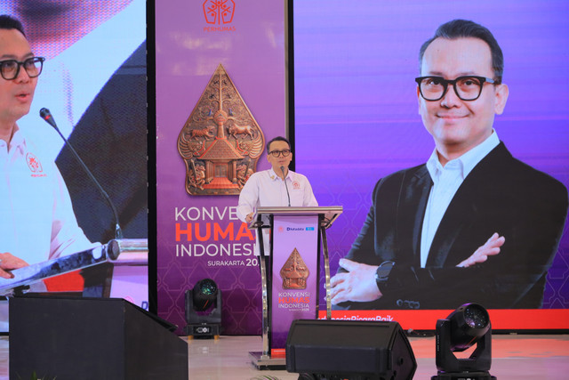 Ketua Umum PERHUMAS Boy Kelana Soebroto PEMUDA 2026 memberikan sambutan pada Konvensi Humas Indonesia (KHI) 2026 di The Sunan Hotel Solo, Minggu (18/10/2026).
 Foto: Dok. Istimewa