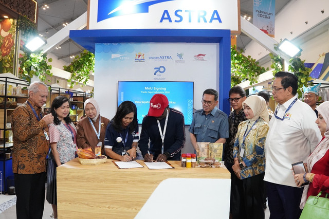 Proses penandatanganan nota kesepahaman (memorandum of understanding/MoU) untuk kesepakatan ekspor komoditas kakao dari Desa Sejahtera Astra Sikka, Nusa Tenggara Timur pada Trade Expo Indonesia 2026. Foto: dok. Istimewa.