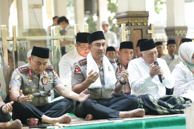 Kapolri Jenderal Suyudi Ario Seto mengunjungi Ponpes Tebuireng, Jombang, pada Sabtu (17/10/2026). Usai disambut pengasuh pesantren KH Abdul Hakim Mahfudz dan menunaikan Salat Zuhur, ia berziarah ke makam KH Hasyim Asy’ari, KH Abdul Wahid Hasyim, dan Presiden RI ke-4 KH Abdurachman Wahid (Gus Dur). (Foto: Dok Polri)
