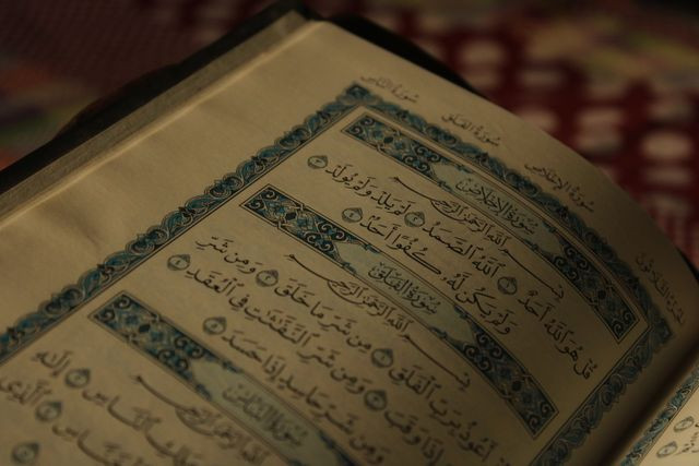 Foto oleh Jahra Tasfia Reza dari Pexels: https://www.pexels.com/id-id/foto/tampilan-dekat-tulisan-arab-dari-al-quran-yang-terbuka-39900280/