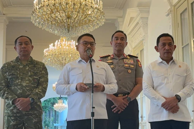 Menko Polkam Dudung Abdurrachman dan Kapolri Jenderal Pol Suyudi Ario Seto di Istana Merdeka, Jakarta, Senin (18/10/2026). Foto: Zamachsyari/kumparan