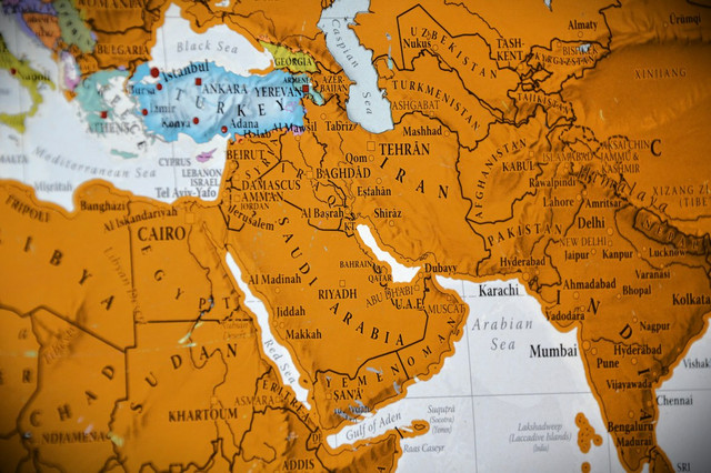 Peta kawasan Timur Tengah yang menunjukkan letak Arab Saudi, Yaman, Iran, dan negara-negara sekitarnya di tengah dinamika konflik regional. Sumber: Unsplash.