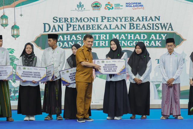 Gubernur Jateng Ahmad Luthfi dan Wagub Taj Yasin serahkan beasiswa Ma'had Aly dan Santri Penggerak jelang Hari Santri 2026 di Gedung Gradhika Bhakti Praja, Semarang, Senin (19/10/2026). Foto: Pemprov Jateng