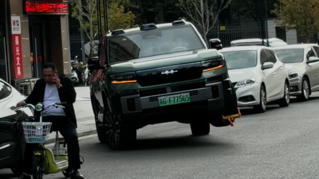 Danza B8 bergerak dengan tiga roda berkat suspensi hidrolik bernama DiSus-P Ultra. Foto: Dok. Douyin via Car News China