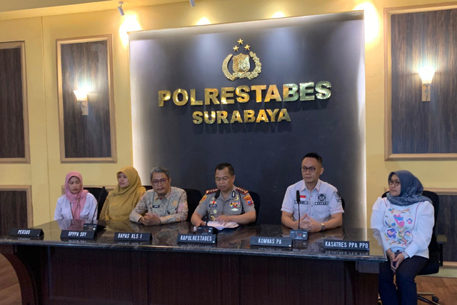 Konferensi pers penanganan hukum dua anak pelaku bully anak down syndrome di Surabaya hingga meninggal dunia di Mapolrestabes Surabaya, Senin (19/10/2026). Foto: Farusma Okta Verdian/kumparan