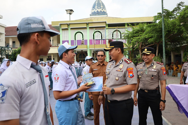 Kapolres Tulungagung Jadi Pembina Upacara di SMAN 1 Kedungwaru