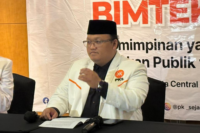 Sekretaris Jenderal PKS Muhammad Kholid saat konferensi pers jelang pelaksanaan Bimteknas di kawasan Jakarta Barat, Senin (19/10/2026). Foto: Nauval Pratama/kumparan