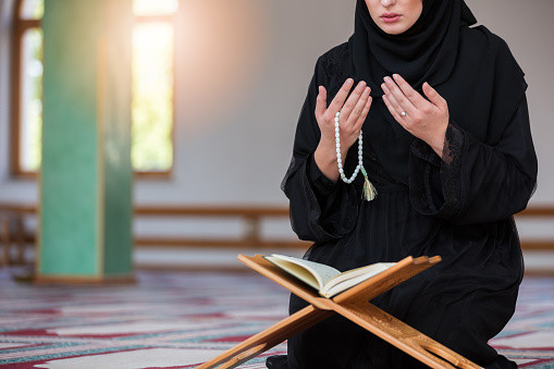 Ilustrasi sedang berdoa. (Sumber: iStock.com). 
