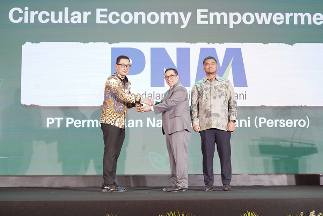 PNM berhasil meraih penghargaan ESG NOW Awards 2026 kategori Circular Economy Empowerment dalam ESG Now Movement 2026 di Hotel Borobudur Jakarta, Senin (19/10). Foto: Dok. PNM