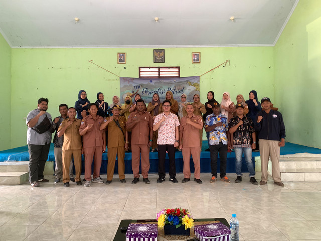 Foto bersama aparat kampung di Distrik Semangga (Sumber: Dokumentasi pribadi)