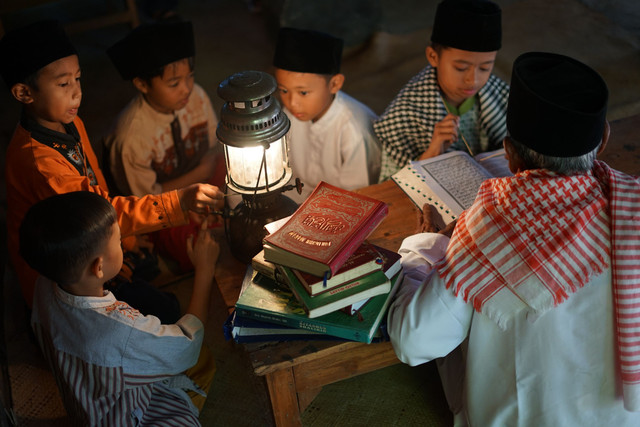 Ilustrasi murid dan guru (Sumber: pexels.com/Muhammad Solikin)