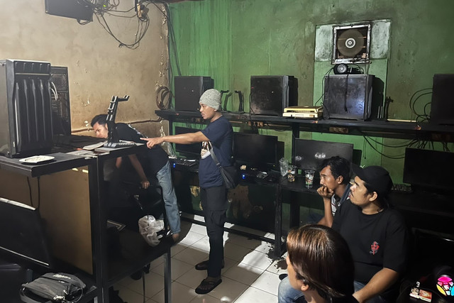 Direktorat Reserse Siber (Ditressiber) Polda Jawa Tengah membongkar praktik perjudian di sebuah warung internet (warnet) di wilayah Semarang Barat. Foto: Dok. Istimewa