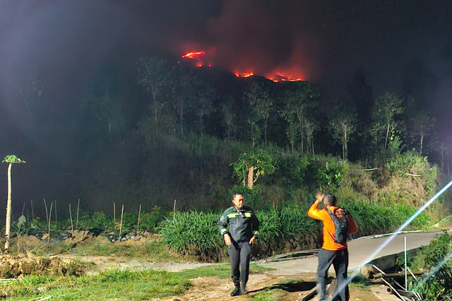Kebakaran hutang di lereng Gunung Sumbing, Kabupaten Wonosobo, Senin (19/10/2026). Foto: Dok. Istimewa