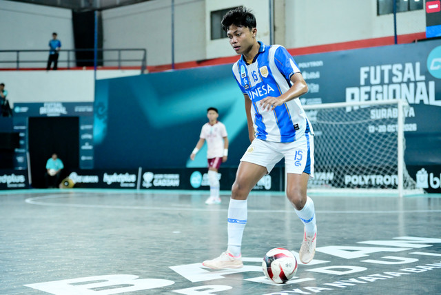 Pivot Universitas Negeri Surabaya (UNESA), Windu Cikal Nugroho, menyumbang tiga gol dalam laga semifinal menjamu Universitas Surabaya (UBAYA). Foto: Campus League