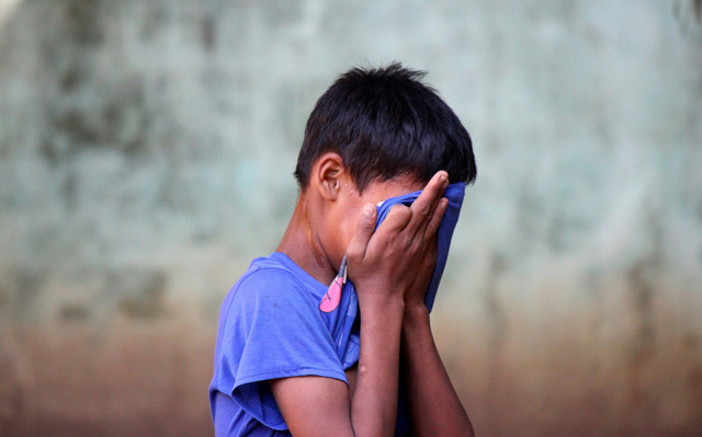 Ilustrasi anak kecil sedih - sumber : Unsplash