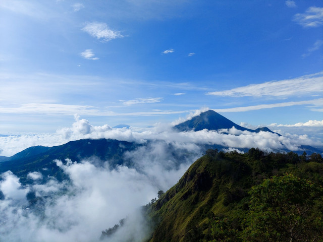 Ilustrasi Gunung Merbabu / Foto oleh Seplahh -: https://www.pexels.com/id-id/foto/pemandangan-lanskap-lansekap-pegunungan-12257325/