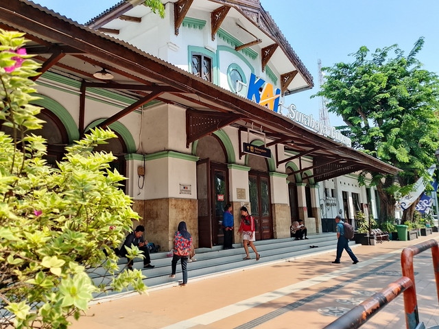 Bangunan Stasiun Gubeng Lama yang tetap di pertahankan di Pacar Keling, Tambaksari, Kota Surabaya. (Foto. Dok Pribadi/W.S Nurbaiti)