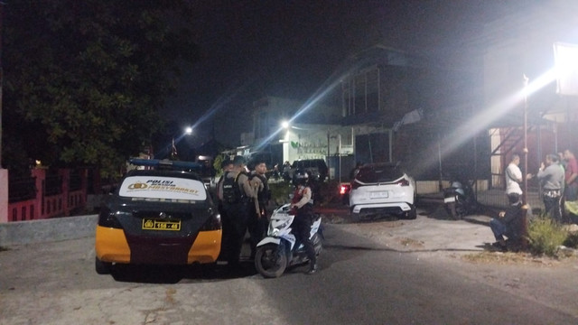 Polda Jawa Tengah bersama jajaran Polres Sukoharjo menangkap pelaku perusakan dan pembakaran warung Mi dan Babi Tepi Sawah di Desa Purbayan, Kecamatan Baki, Kabupaten Sukoharjo, Senin (19/10) malam. Foto: Dok. Istimewa