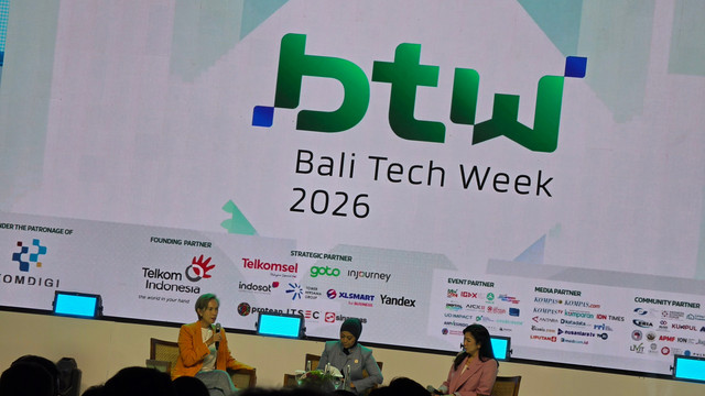 Sesi diskusi panel Menteri Komunikasi dan Digital, Meutya Hafid (tengah), dan Menteri Pembangunan Digital dan Informasi Singapura, Josephine Teo (paling kiri), di acara Bali Tech Week 2026. Foto: Habib Allbi Ferdian/kumparan