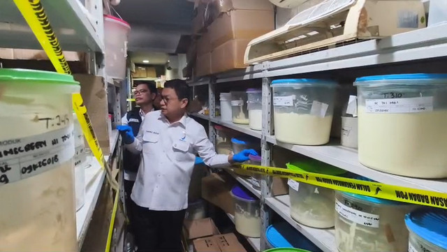 Badan Pengawas Obat dan Makanan (BPOM) RI menggerebek pabrik kosmetik ilegal yang memproduksi kosmetik mengandung bahan terlarang di Jalan PB Sudirman, Kelurahan Jagalan, Kecamatan Kranggan, Kota Mojokerto. Foto: Dok. kumparan