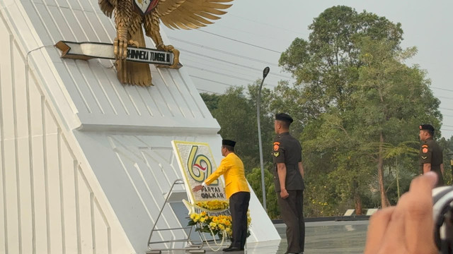 Ketua Umum Partai Golkar Bahlil Lahadalia saat upacara ziarah di Taman Makam Pahlawan, Kalibata, Jakarta Selatan, Selasa (20/10/2026). Foto: Nasywa Athifah/kumparan