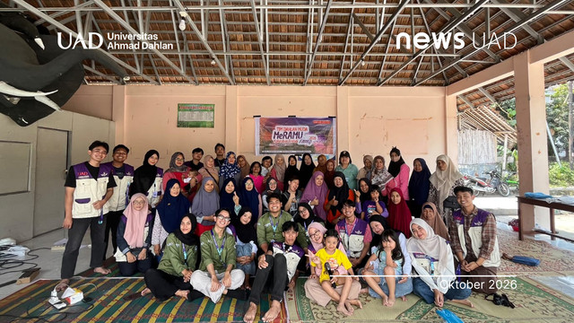 Mahasiswa Universitas Ahmad Dahlan (UAD) latih masyarakat olah talas pratama jadi produk bernilai ekonomi (Foto. Tim MeRAMU)