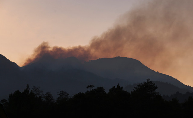 Kepulan asap kebakaran hutan dan lahan (Karhutla) Gunung Lawu dari Segoro Gunung, Karanganyar, Jawa Tengah, Selasa (20/10/2026).  Foto: Maulana Surya/ANTARA FOTO