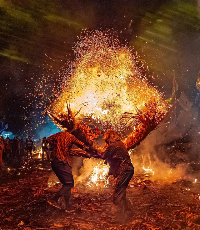 Tradisi perang obor Tegalsambi Jepara, yang diadakan satu tahun sekali. sumber foto: Instragram. Telah mendapatkan izin dari @uletifan