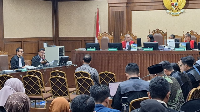 Ustaz Khalid Basalamah selaku saksi di sidang perkara korupsi kuota haji tambahan, Pengadilan Tipikor Jakarta Pusat, Selasa (20/10/2026). Foto: Kevin Daniel/kumparan