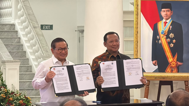 Gubernur DKI Jakarta Pramono Anung dan Wakil Ketua KPK Fitroh Rohcahyanto dalam penandatanganan hibah Barang Milik Negara eks rampasan KPK di Balairung Balai Kota DKI Jakarta, Selasa (20/10/2026). Foto: Zahira Hilman/kumparan