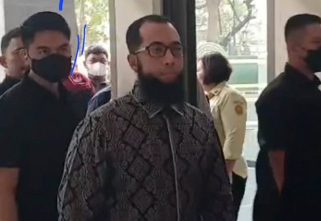 Ustaz Khalid Basalamah tiba di Pengadilan Tipikor Jakarta Pusat sebagai saksi di sidang perkara korupsi kuota haji tambahan, Selasa (20/10/2026). Foto: Kevin Daniel/kumparan
