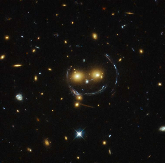 Potret "Happy Face" 2 Galaksi yang membentuk wajah tersenyum. Foto: NASA & ESA.