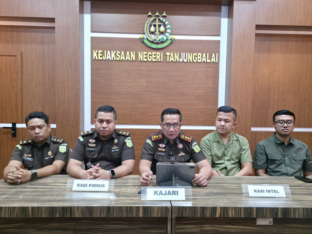 Kejaksaan Negeri Tanjungbalai saat konferensi pers dugaan korupsi mantan Kepala Unit Bank BUMN senilai Rp 15,6 miliar. Foto: Dok. Kejari Tanjungbalai