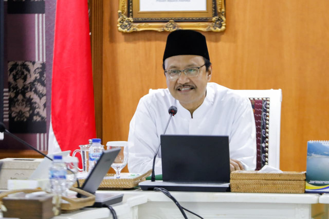 Mensos Gus Ipul sampaikan tiga arahan jelang akhir tahun terkait publikasi capaian dua tahun pemerintahan, persiapan peresmian gedung Sekolah Rakyat, dan percepatan target anggaran dalam rapim secara daring di Jakarta, Senin (19/10/2026). Foto: Kemensos RI