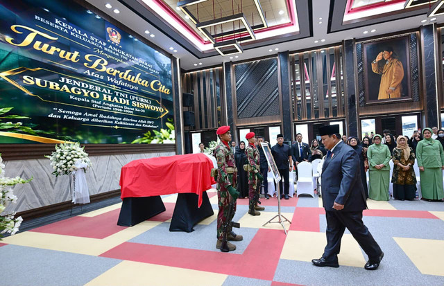 Presiden Prabowo Subianto memberikan penghormatan terakhir ke mantan KSAD Jenderal TNI (Purn.) Subagyo Hadi Siswoyo di Mabesad, Jakarta, Selasa (20/10/2026). Foto: Dok. Muchlis Jr - Biro Pers Sekretariat Presiden
