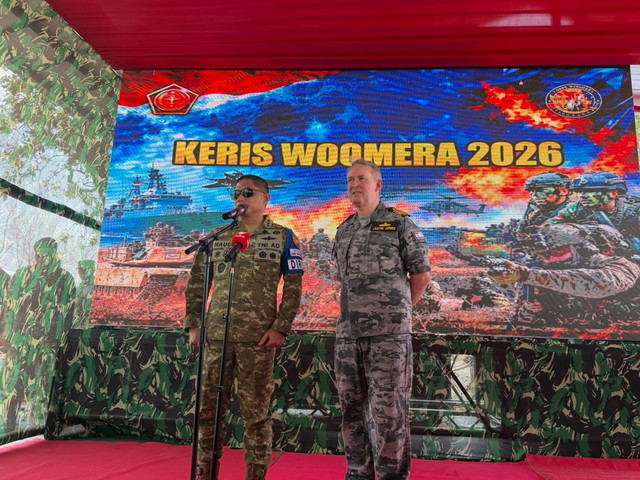 Dankodiklat TNI Letjen TNI Moh. Nahdi Nurdika (kiri) dan Komandan Operasi Gabungan Australia Laksamana Madya Justin Jones (kanan) saat memberikan keterangan pers latihan gabungan TNI-ADF Keris Woomera 2026 di Baluran, Situbondo, Selasa (20/10/2026). Foto: Firda Brillianti/kumparan