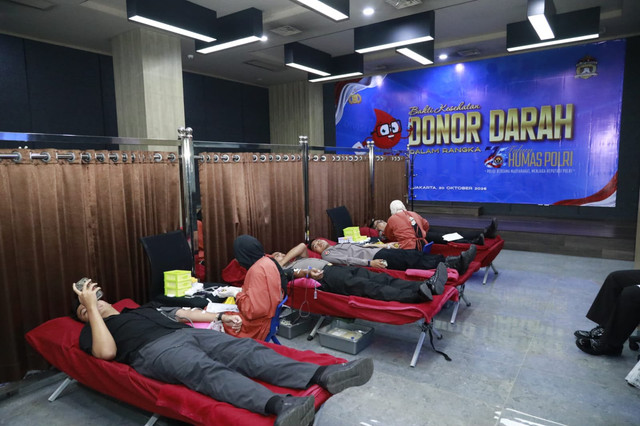 Karo Penmas Divhumas Polri Brigjen Trunoyudo Wisnu Andiko sampaikan pelaksanaan donor darah serentak bersama Humas Polda jajaran dan insan media dalam rangka HUT ke-75 Humas Polri, Selasa (20/10/2026). Foto: Dok. Polri