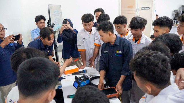 Siswa SMK Pawyatan Daha 1 mengamati demonstrasi penyambungan kabel fiber optik yang diperagakan oleh tim PLN Icon Plus. (Dok. PLN Icon Plus)